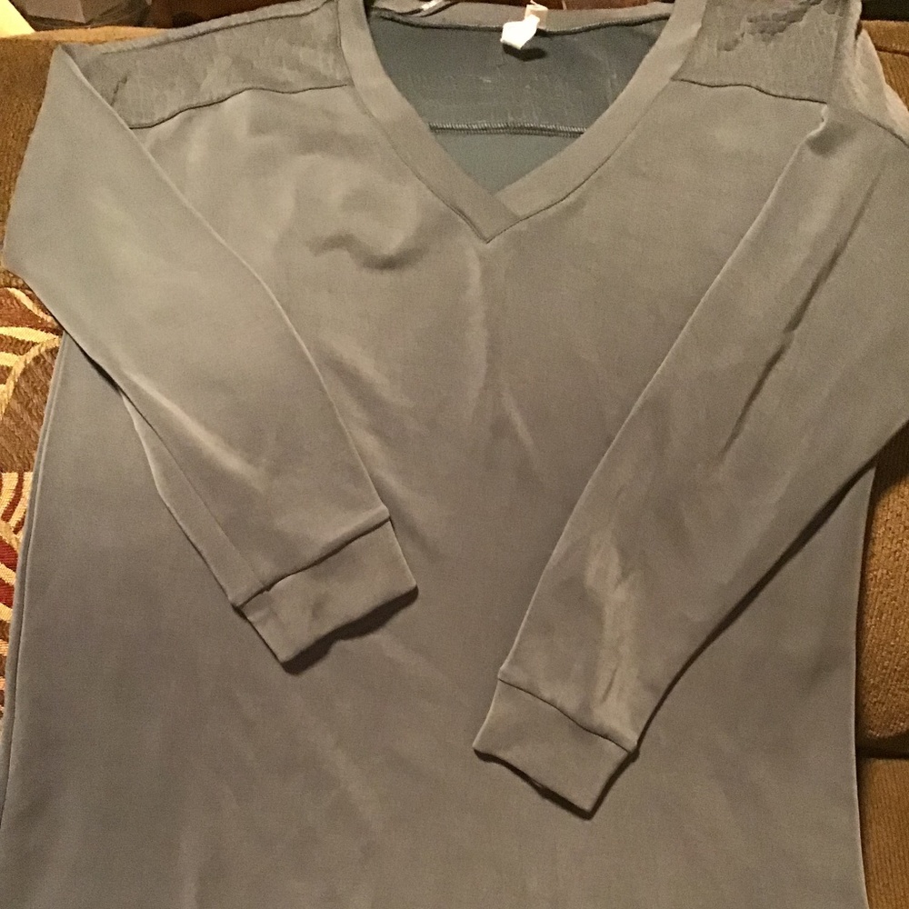 Ladies Cable & Gauge Long Sleeve V-neck Grey Top. Large